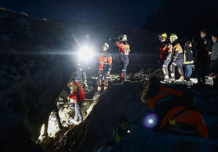 «Escuché ¡socorro! y vi a la chica agarrada a una grieta en la roca», relata un testigo de la tragedia de Santander